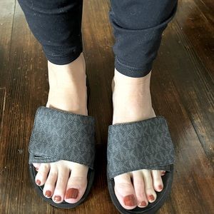 Michael Kors Wade MK Logo Slide Sandals Black Sz 8